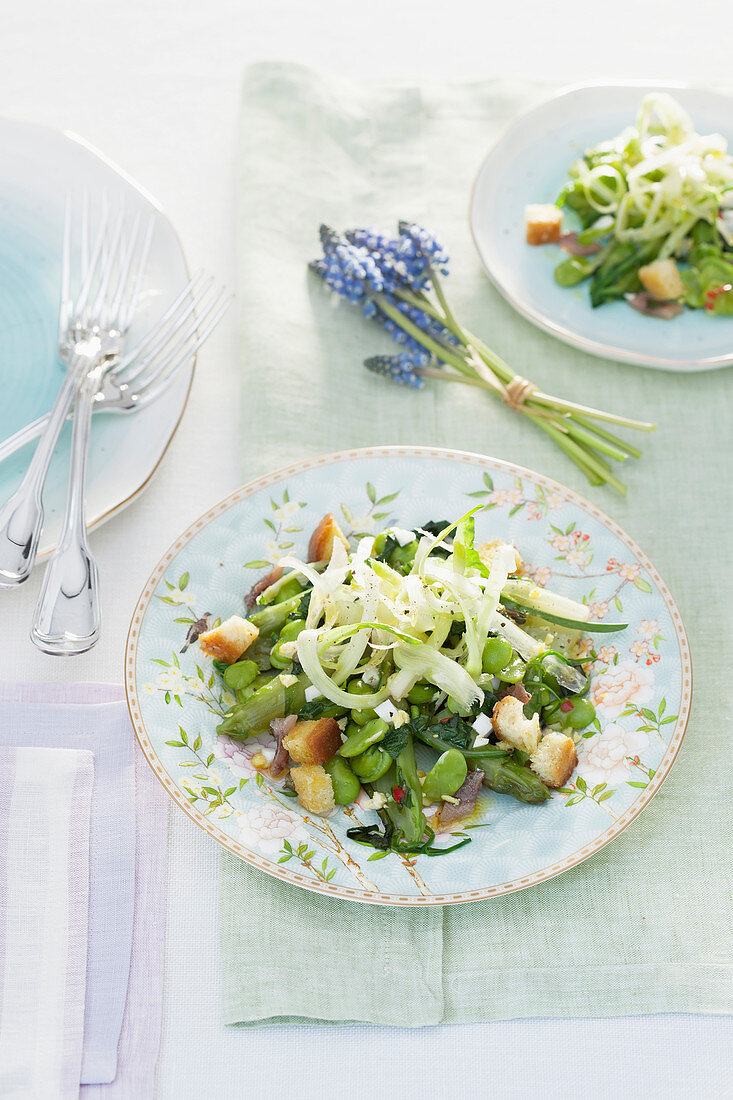 Puntarelle-Fave-Salat mit Croûtons und Ei