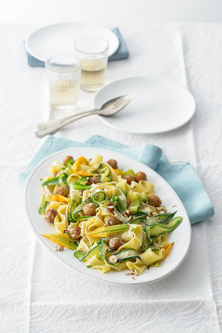 Pappardelle mit marinierten Zucchini, Zucchiniblüten und Fleischbällchen