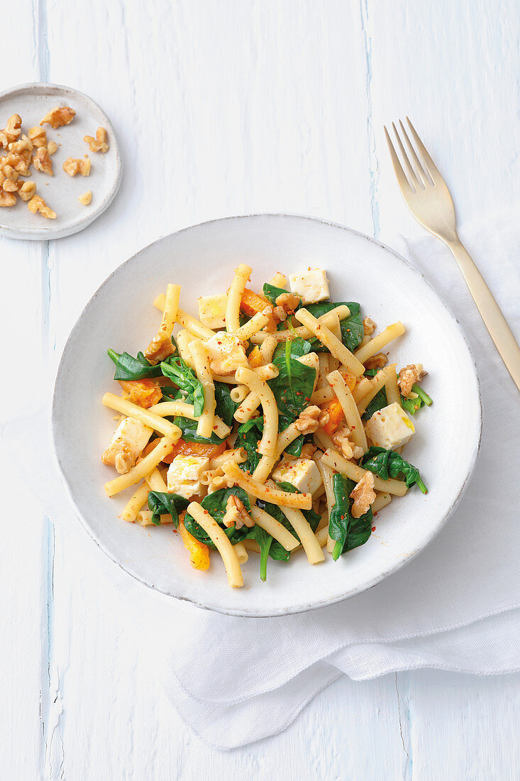 Macaroni with spinach, feta and walnuts