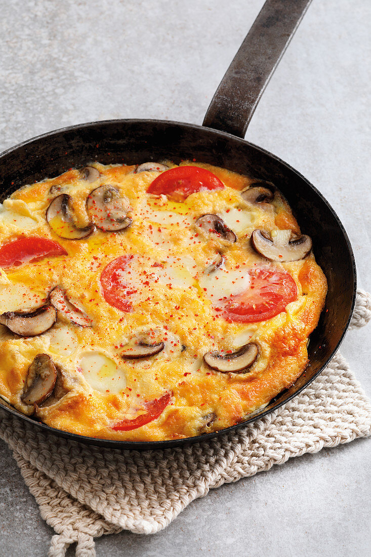 Omelette with tomato, mushrooms and mozzarella