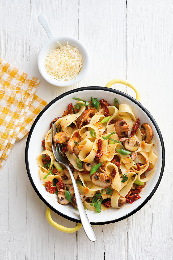 Pappardelle with mushrooms and tomatoes