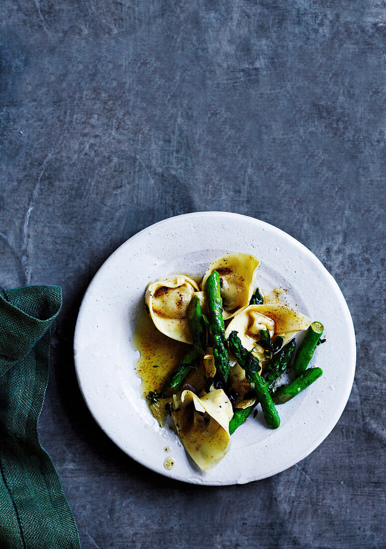 Cappellacci mit Prosciutto und Parmesan in brauner Buttersauce mit grünem Spargel