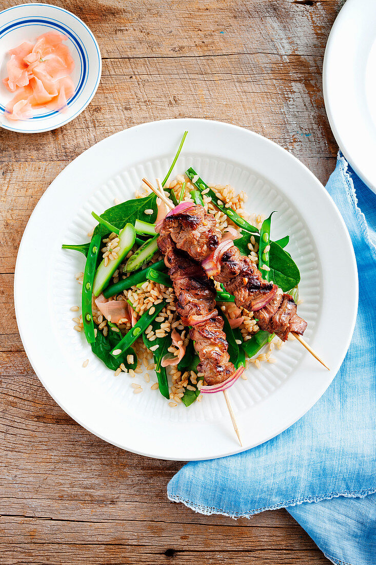 Marinierte Kebabs mit Naturreis und grünem Gemüse