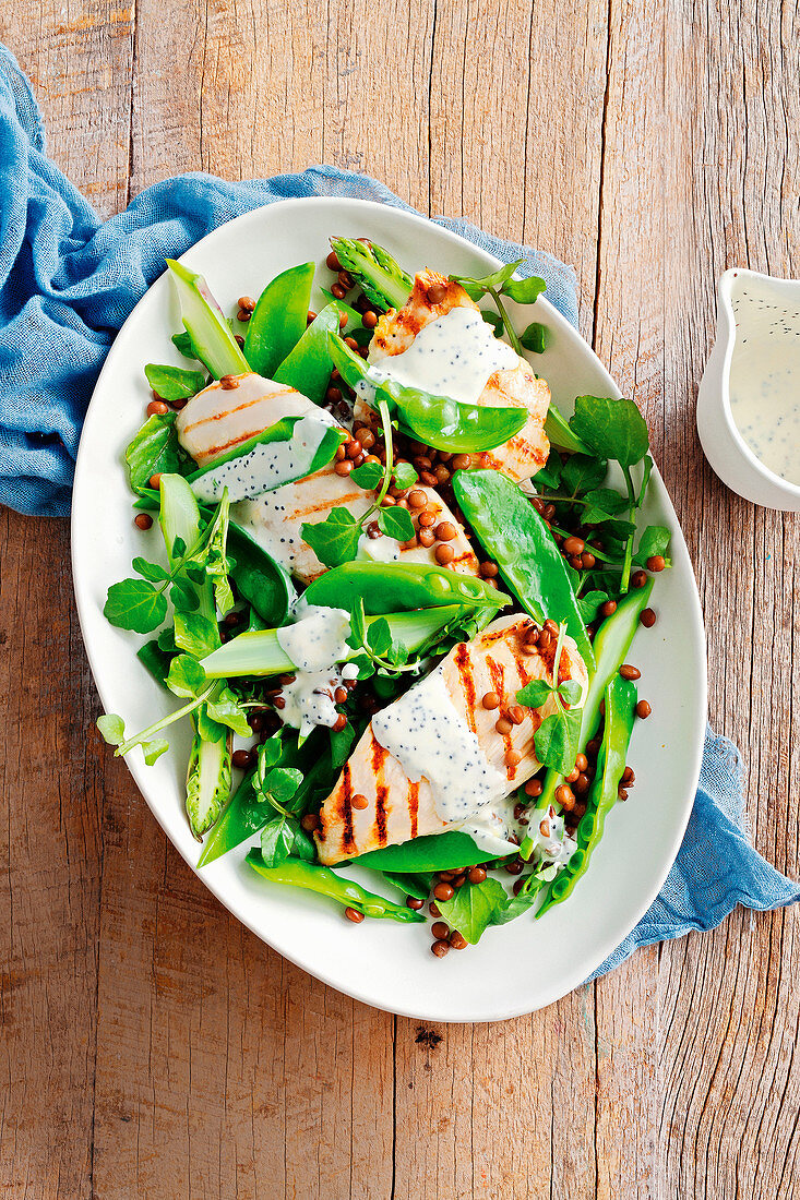 Gegrillte Hähnchenbrust auf Linsen-Gemüsesalat