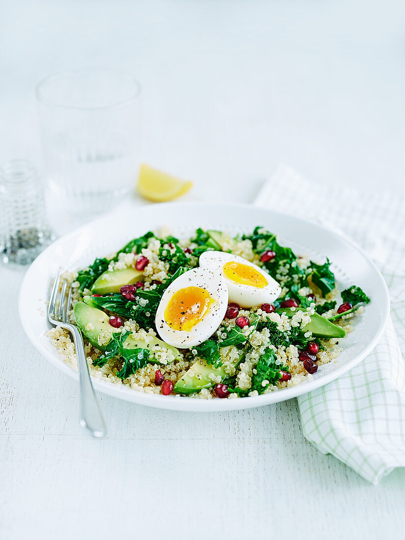 Grünkohl-Quinoa-Salat mit Avocado und Ei