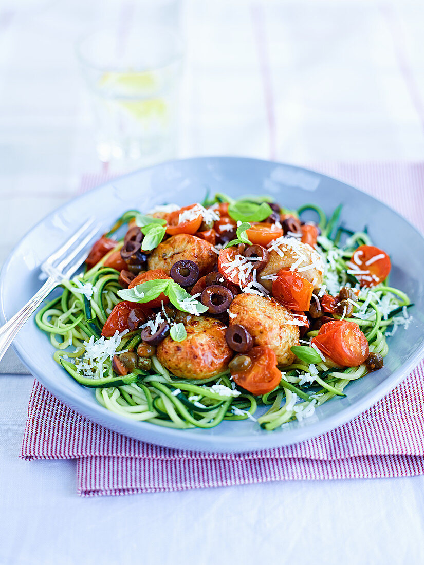 Zucchininudeln mit Fleischbällchen, Oliven und Tomaten