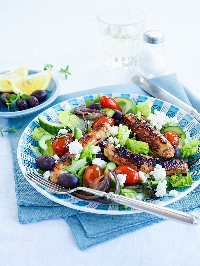Griechischer Salat mit Bratwürstchen