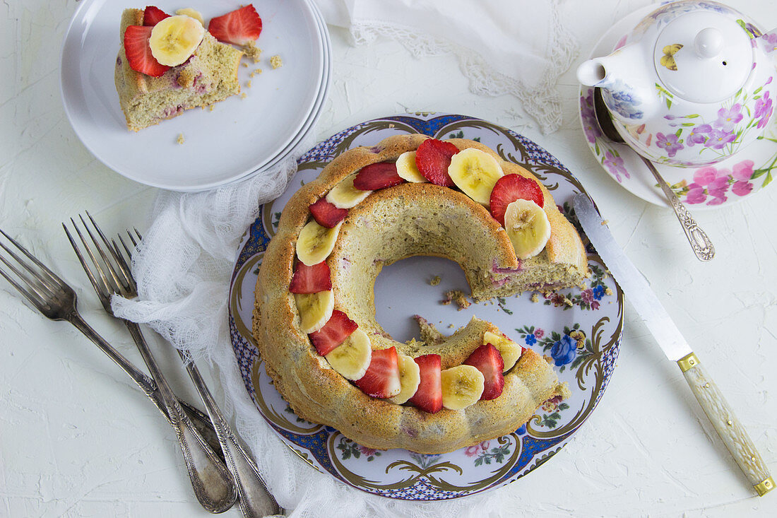 Egg white and oat wreath cake with bananas and strawberries