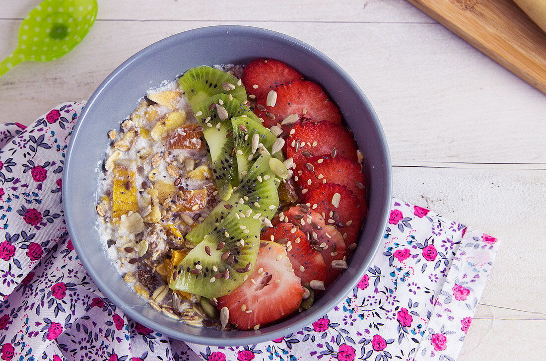 Overnight Oats mit Erdbeeren und Kiwi