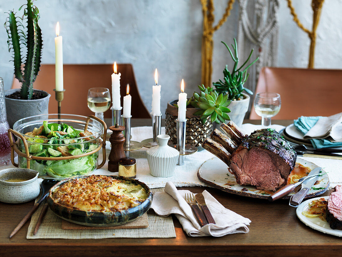 Rippenbraten vom Rind mit grünem Salat und Kartoffelgratin (1970er Jahre)