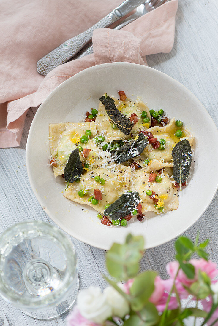 Ravioli mit Erbsen und Pancetta