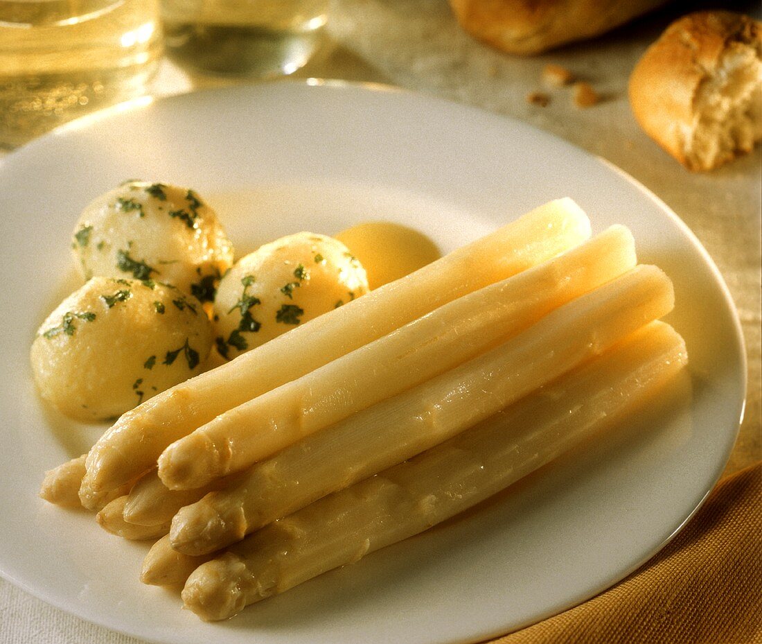 Spargel mit Petersilienkartoffeln