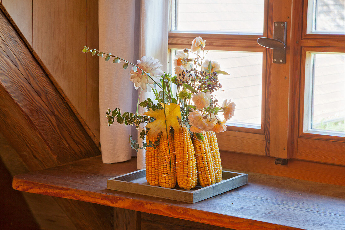 DIY-Vase aus Maiskolben auf Fensterbank
