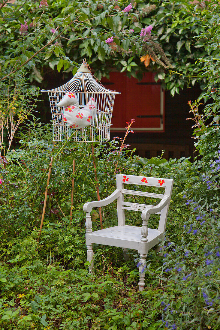 DIY-Stoffente mit Stempeldruck im Vogelkäfig mit weißer Kinderstuhl