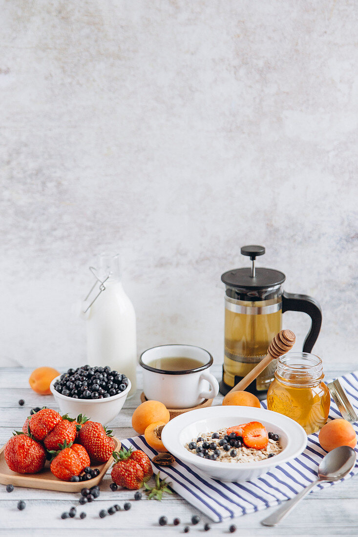 Muesli with fruit, honey and tea