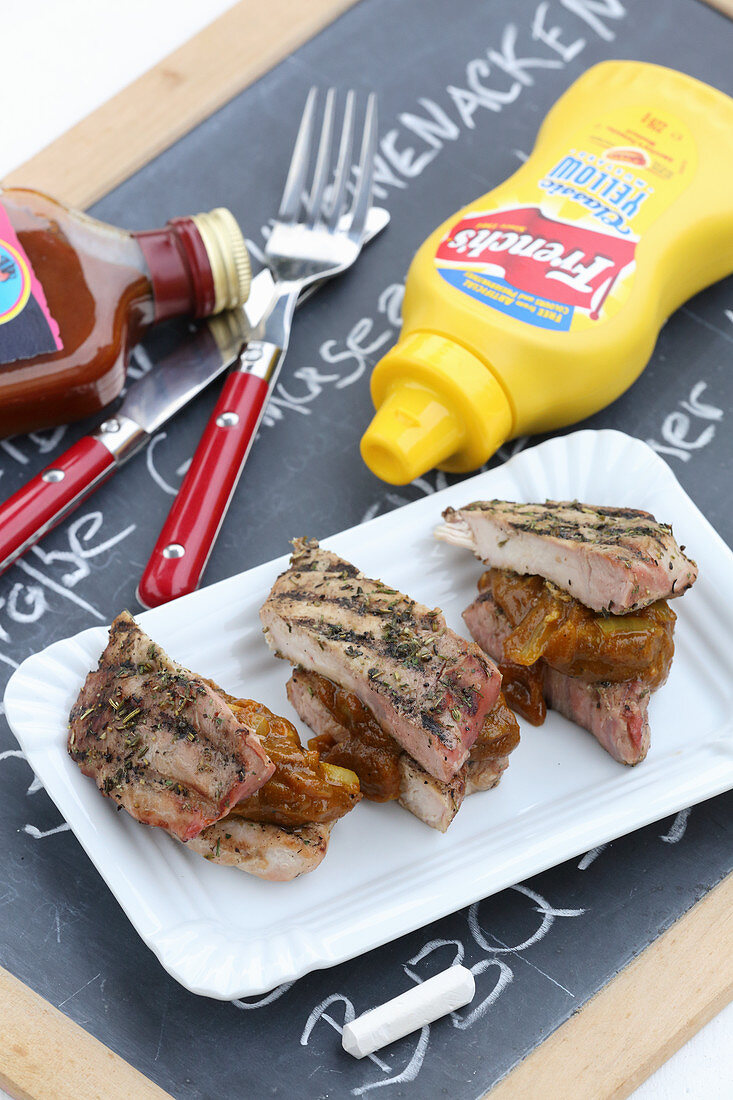 Grilled onion and steak slices