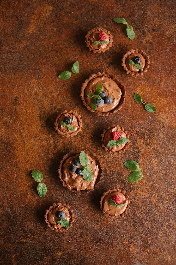 Torteletts mit Schokoladencremefüllung (Aufsicht)