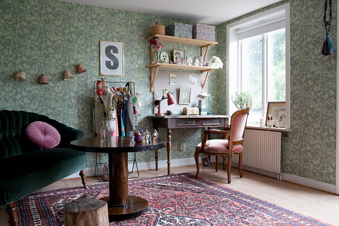 Wohnzimmer im Granny Chic mit Schreibtisch am Fenster