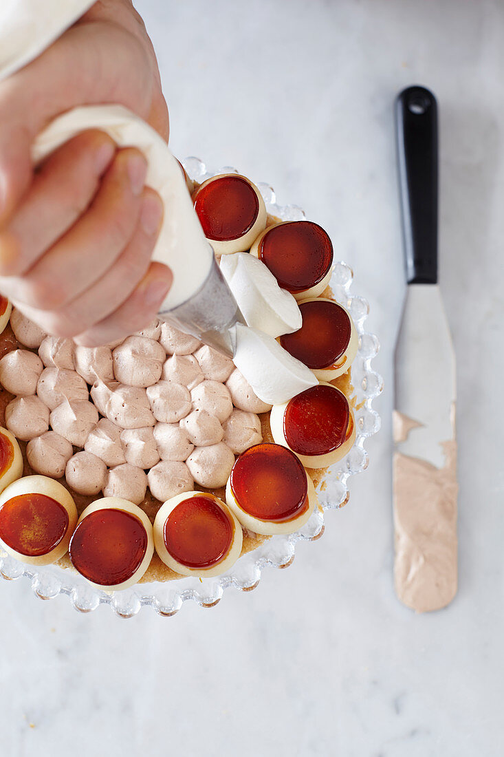 Eine vegane Saint Honoré Torte dekorieren