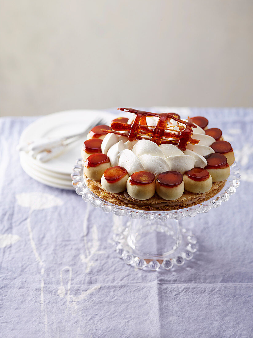 Vegane Saint Honoré Torte mit Karamellgitter und Sojasahne