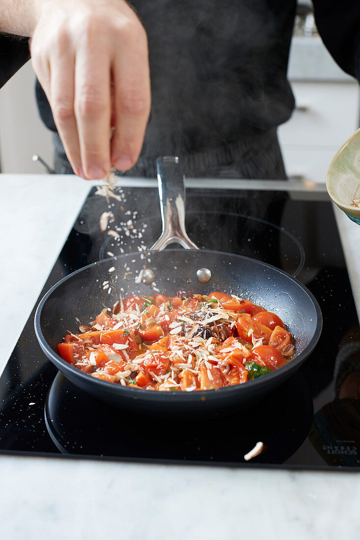 Eine schnelle Tomatensauce mit Oliven und Mandeln zubereiten