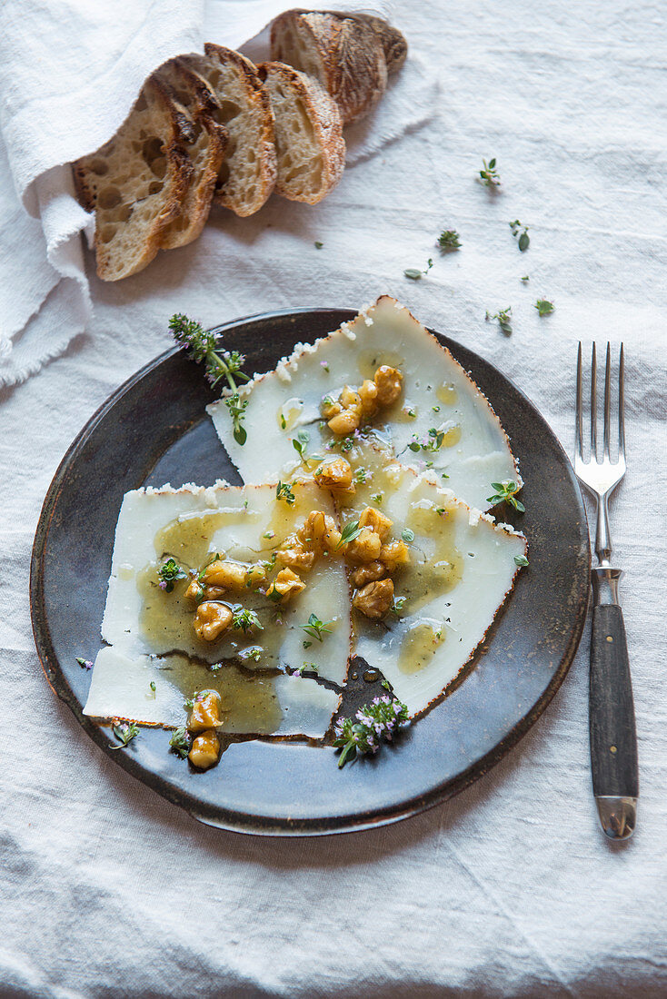 Ziegenkäse-Carpaccio mit Walnüssen und Thymian