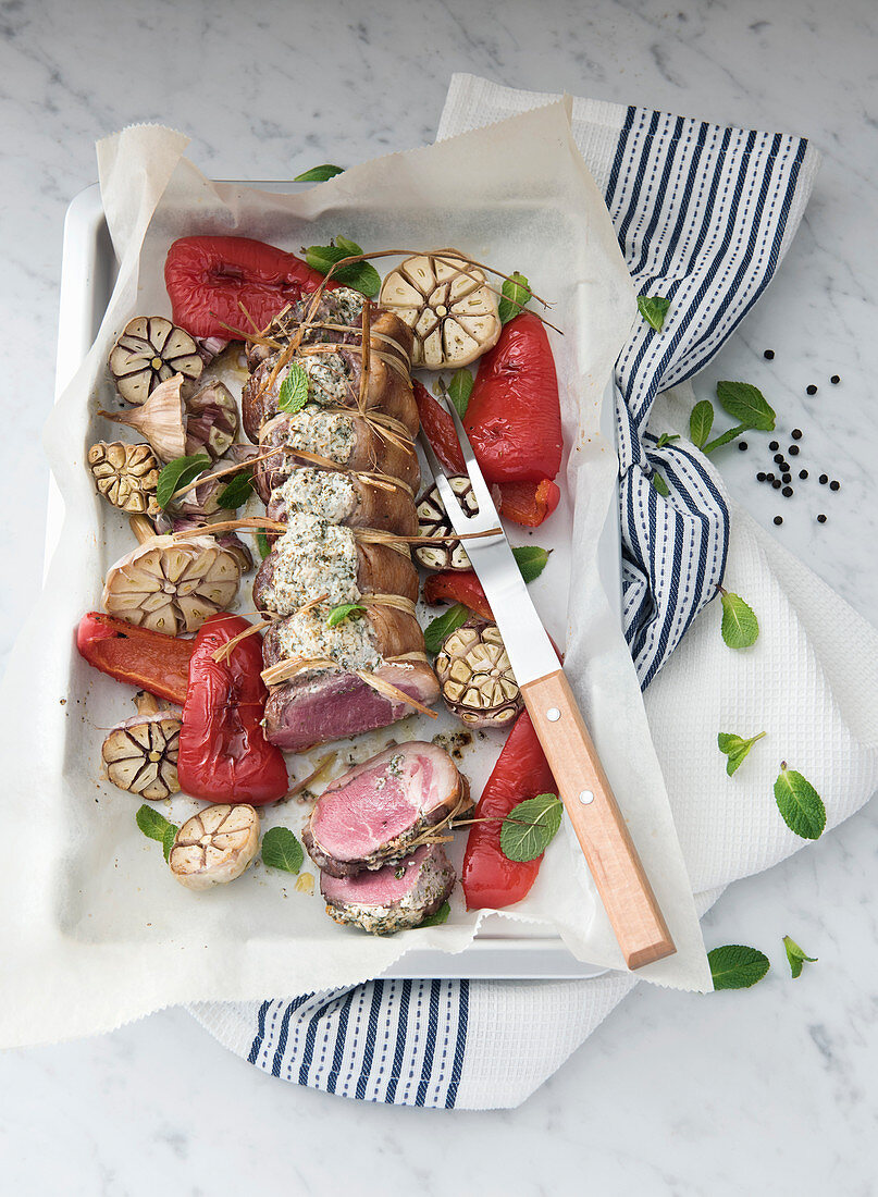 Lammbraten mit Ziegenkäse und Pfefferminze