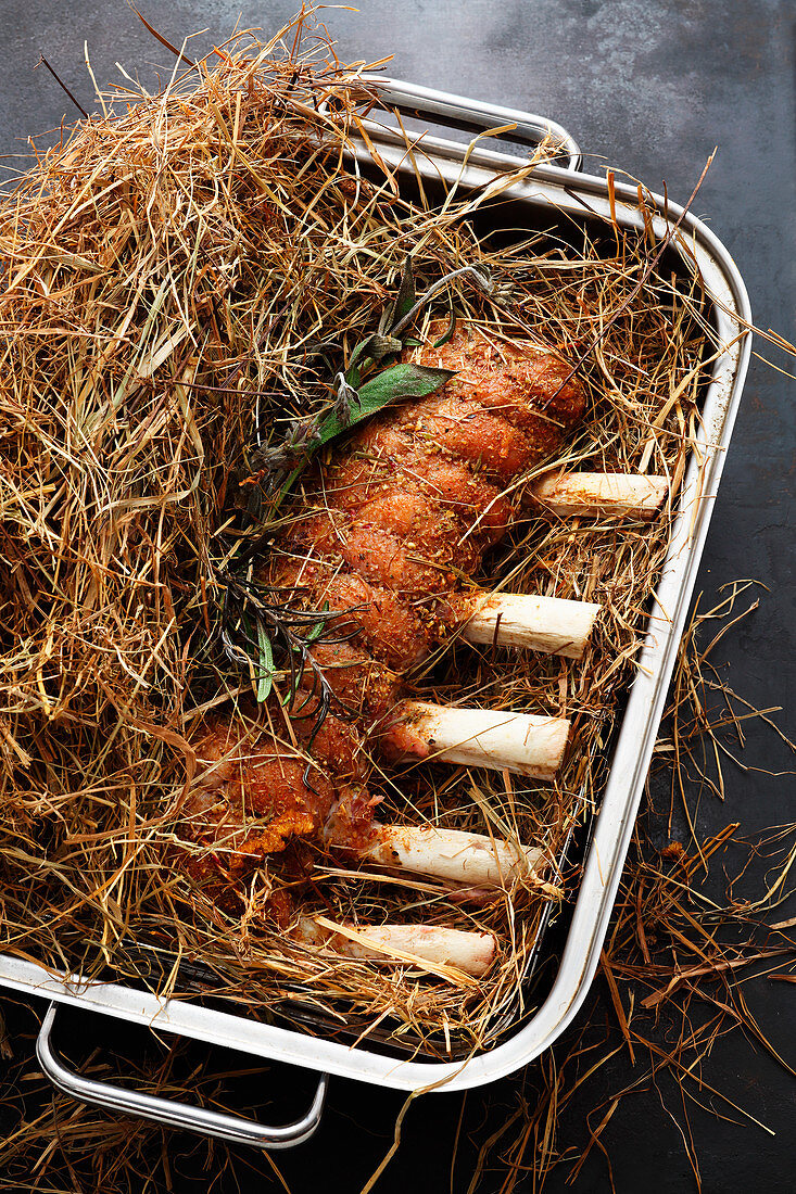 Slow cooking in a hay (rack of lamb)