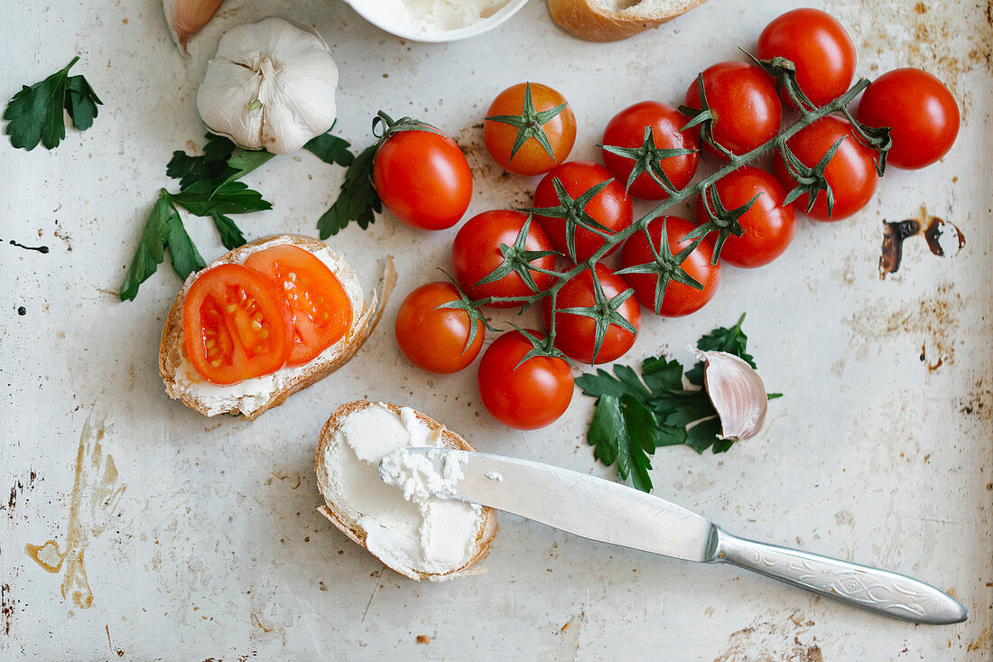 Belegtes Brot mit Frischkäse und Tomaten