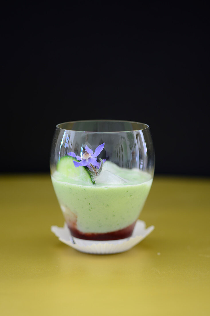 Kalter Gurken-Joghurt-Smoothie mit Borretschblüte