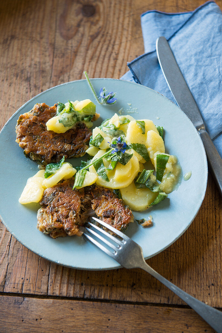 Brotpflanzerl mit Kartoffelsalat