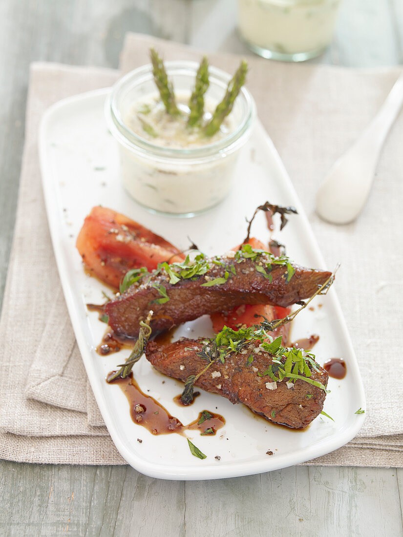 Caramelized duck fillets with an asparagus dip