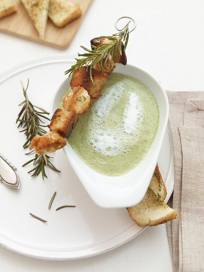 Grünkohlcremesuppe mit Hähnchen-Brot-Spießen