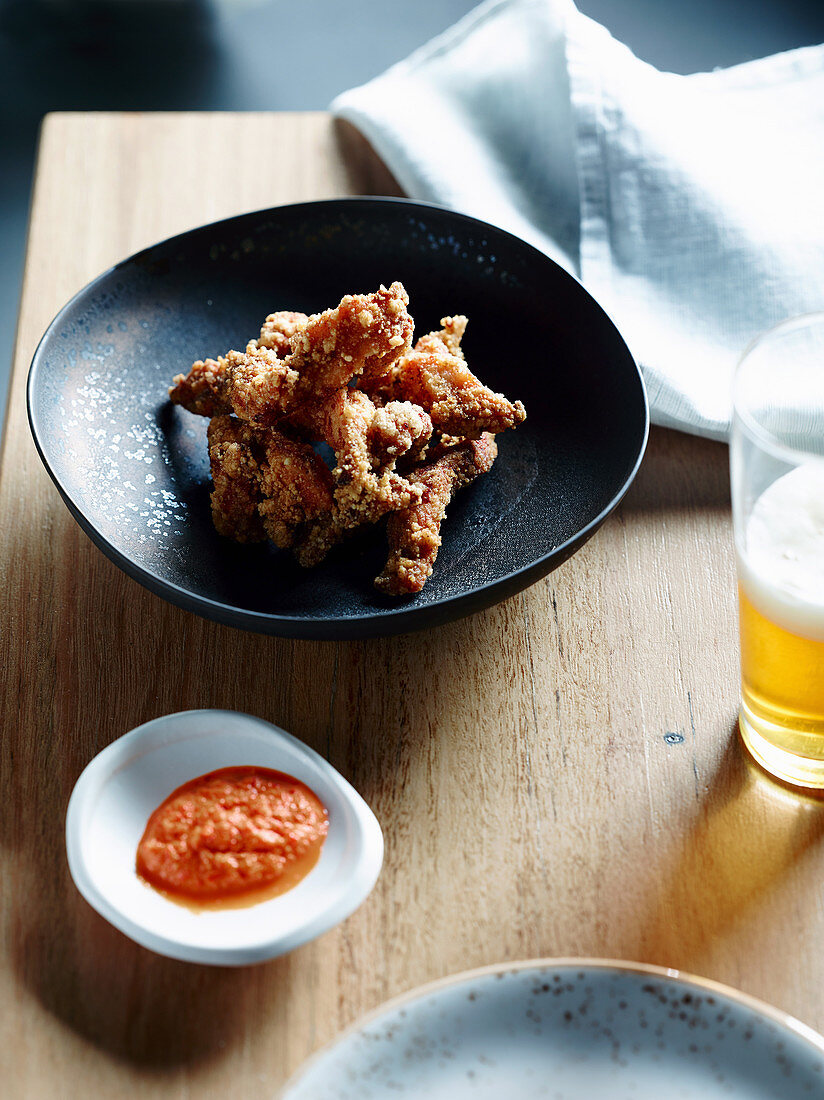 Frittiertes Huhn (Taiwan) serviert mit Dip und Bier