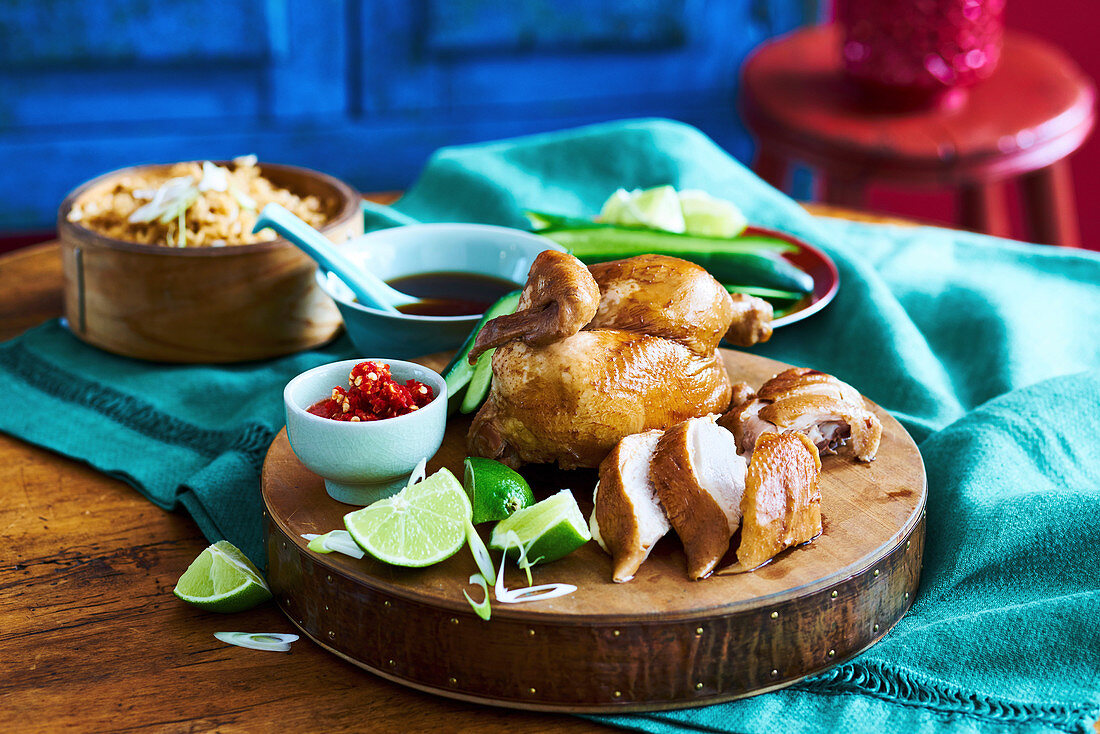 Hähnchen mit Reis, Gurke und Limetten (Hainan, China)