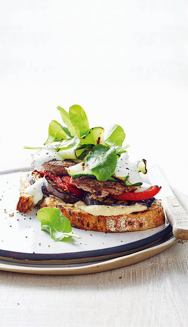 Sandwich mit gegrilltem Lamm und Gemüse