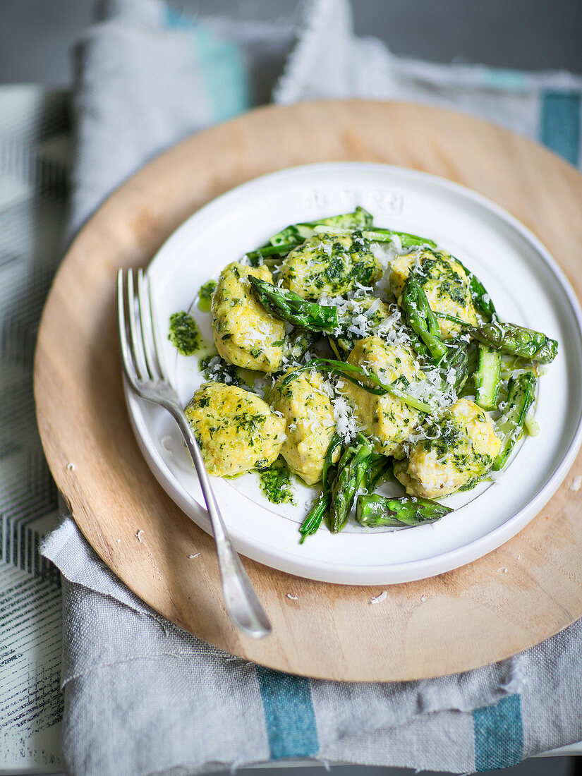 Kräuter-Ricottagnocchi mit grünem Spargel