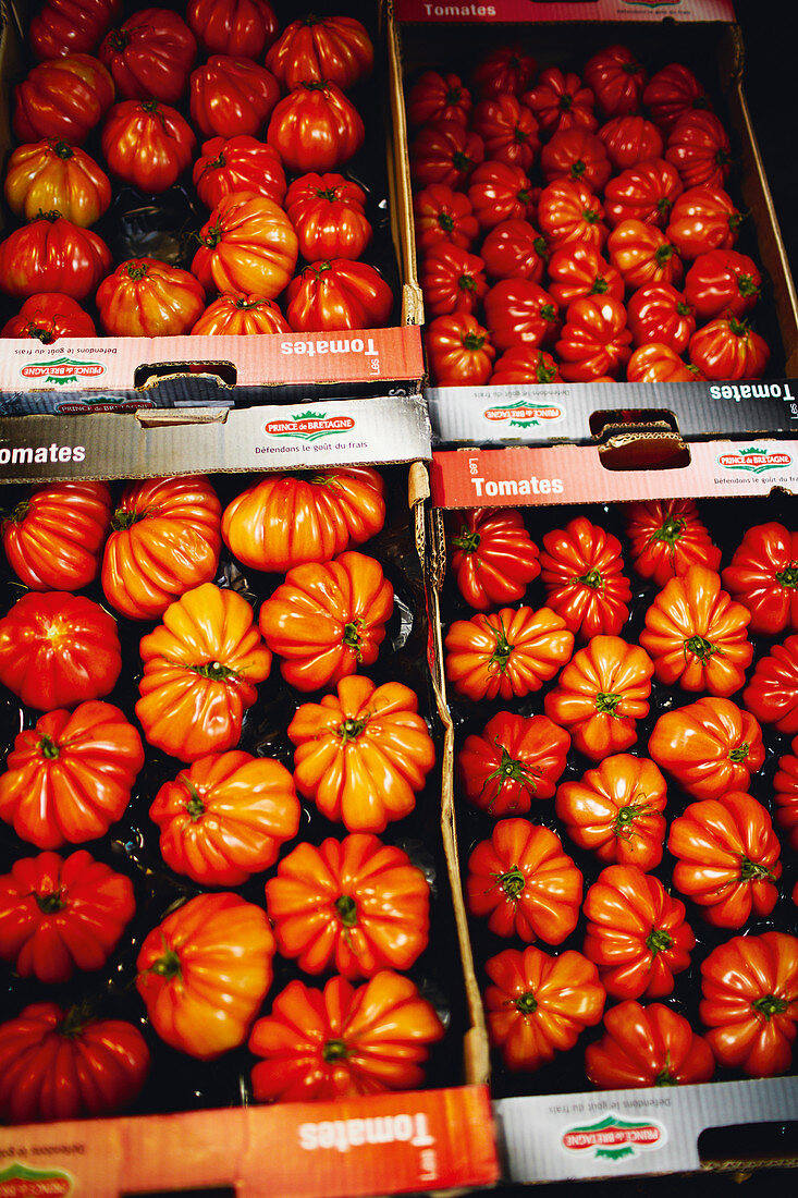 Ochsenherztomaten in Kisten auf dem Markt