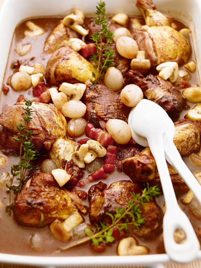 Coq au vin mit Speck und Champignons