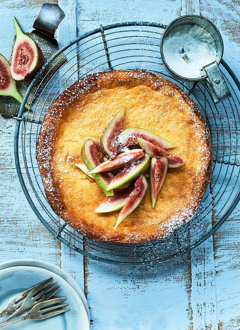 Käsekuchen mit Feigen auf Kuchengitter