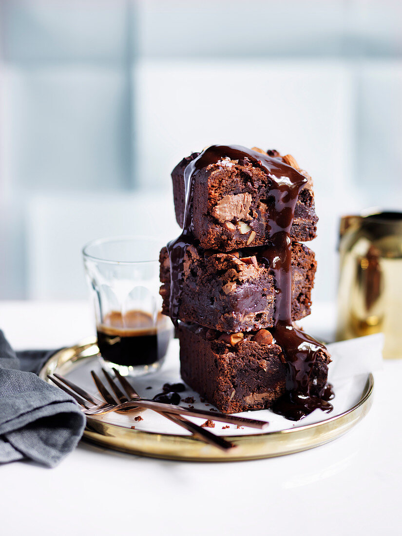 Schokoladen-Malz-Brownies mit Mandeln