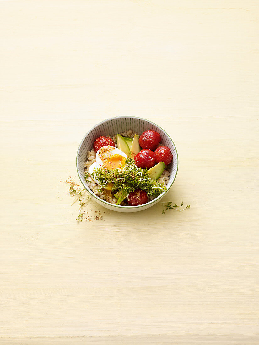 Avocado porridge with tomatoes and egg