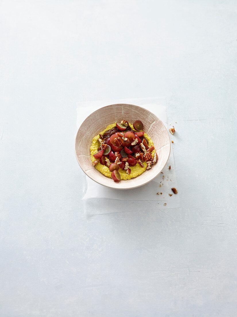 Quinoa porridge with data caramel