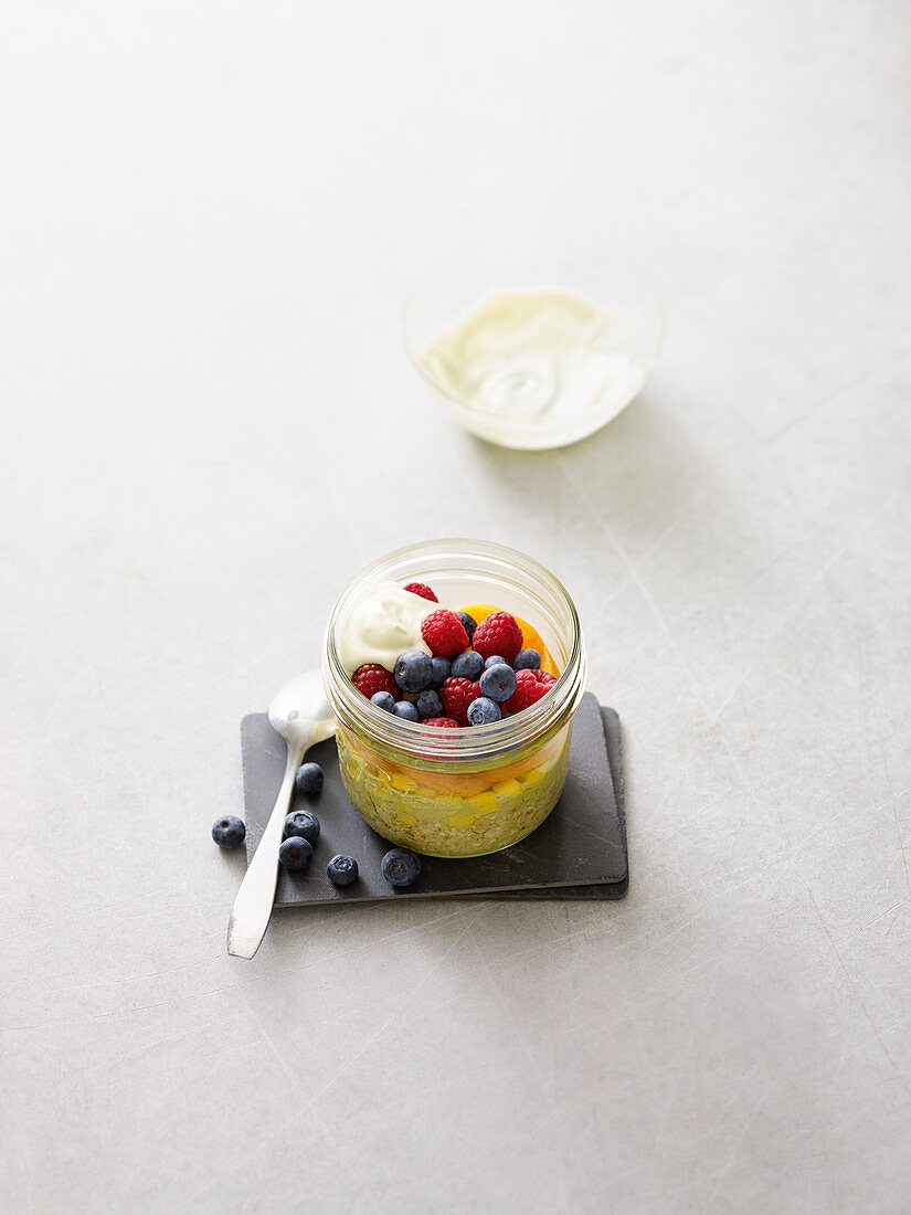 Rainbow-Oats mit Mango und Matcha