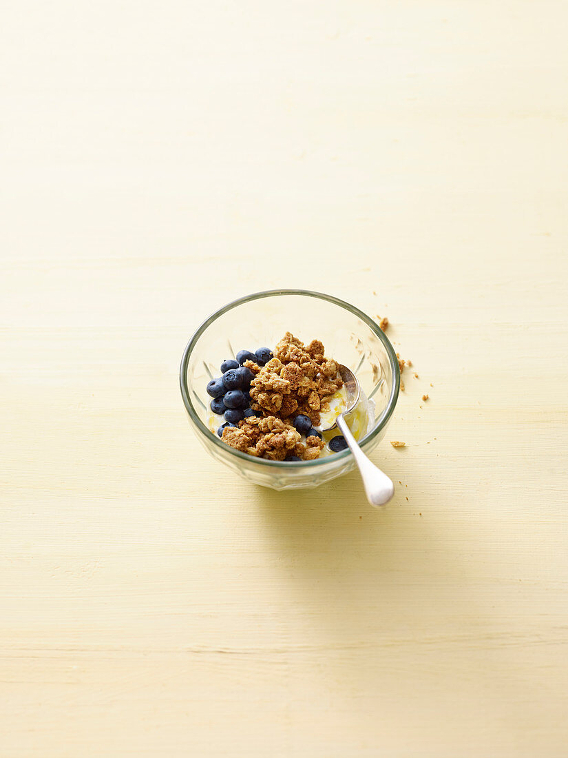 Lemon quark with blueberries and oat crumbles