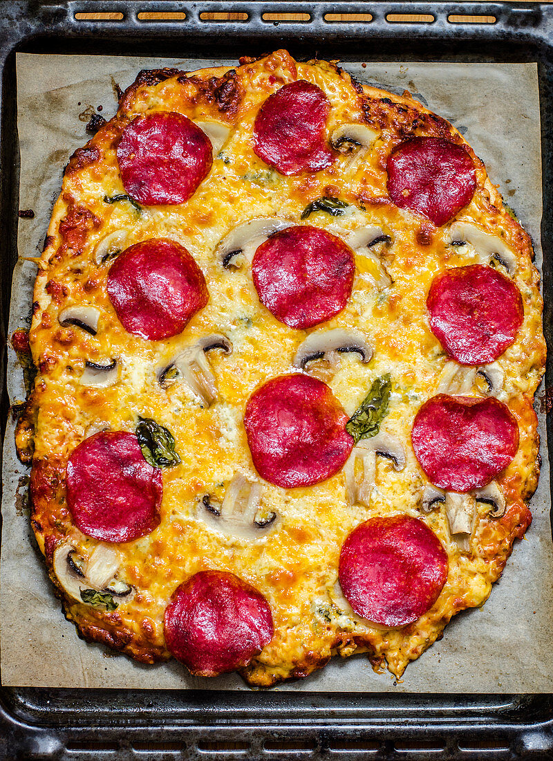 Pizza mit Salami und Champignons