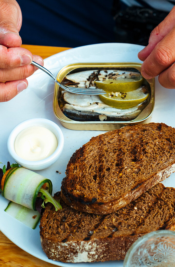 Sardinenbüchse und Grillbrot