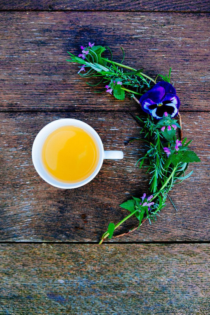 Teetasse und Frühlingsblumen