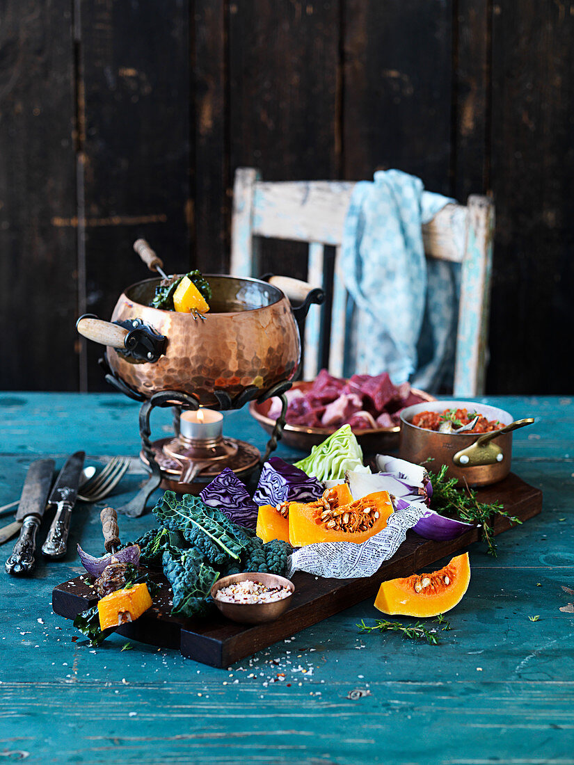 Fondue mit Rindfleisch, Kürbis, Grünkohl und Rotkohl