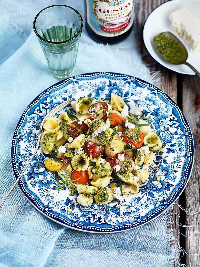 Orecchiette mit Pesto, Feta, Olivenöl und Tomaten